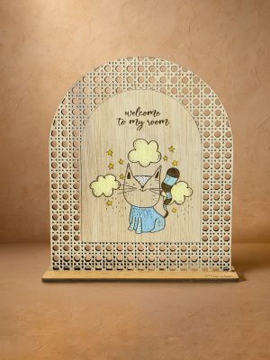 Ξύλινο επιτραπέζιο διακοσμητικό με μοτίβο rattan και γάτα με σύννεφα και αστέρια και μήνυμα «welcome to my room».