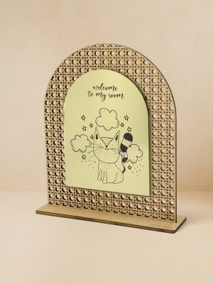 Ξύλινο επιτραπέζιο διακοσμητικό με μοτίβο rattan και καθρέπτη χρυσού χρώματος, γάτα με σύννεφα και αστέρια και μήνυμα «welcome to my room».