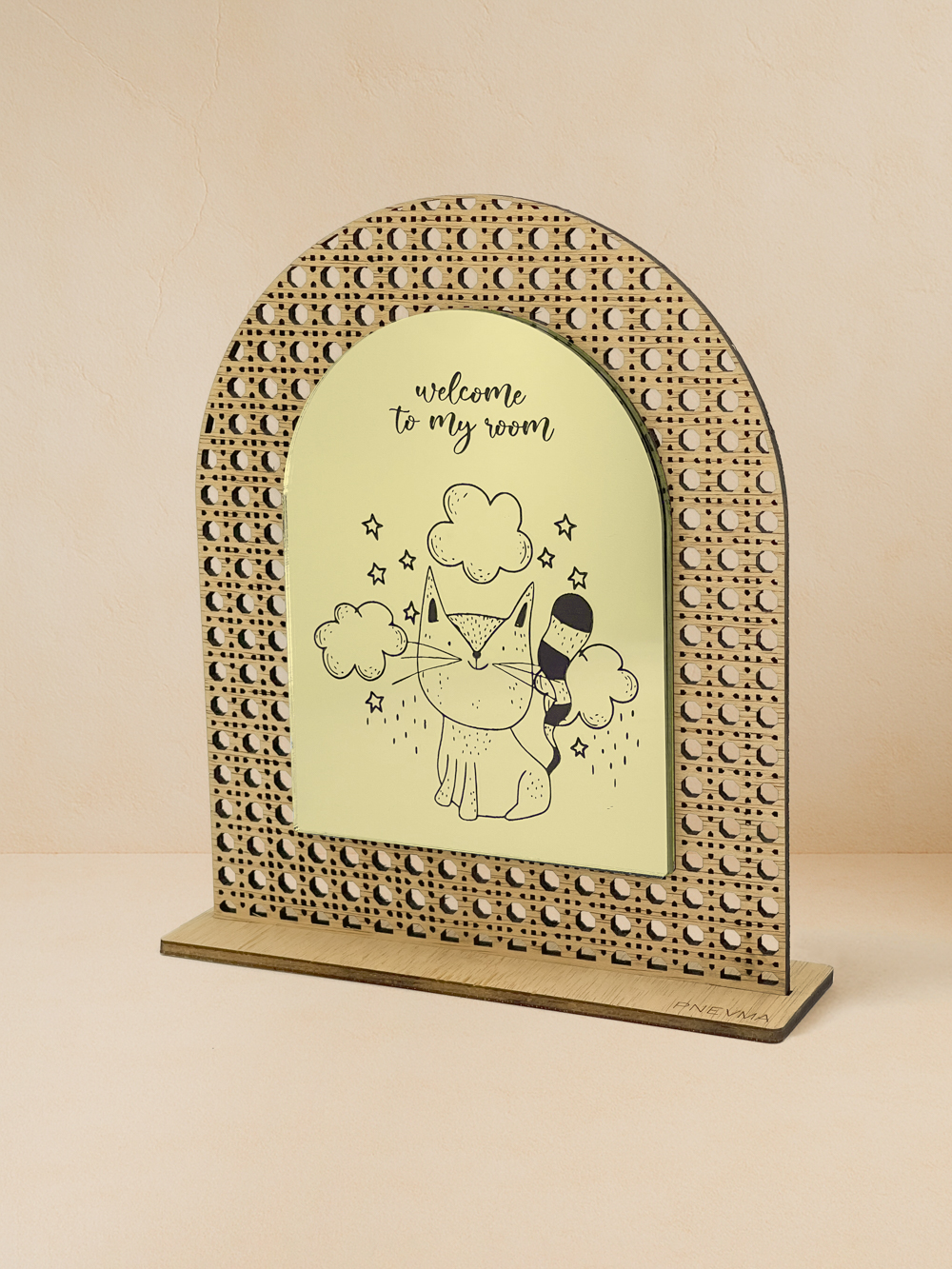 Ξύλινο επιτραπέζιο διακοσμητικό με μοτίβο rattan και καθρέπτη χρυσού χρώματος, γάτα με σύννεφα και αστέρια και μήνυμα «welcome to my room».