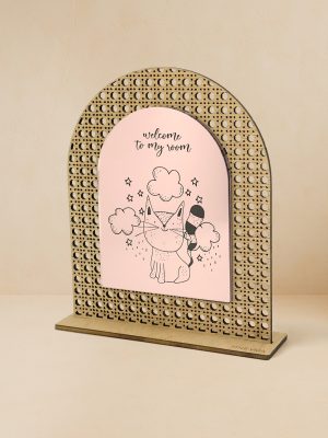 Ξύλινο επιτραπέζιο διακοσμητικό με μοτίβο rattan και καθρέπτη χρυσού χρώματος, γάτα με σύννεφα και αστέρια και μήνυμα «welcome to my room».