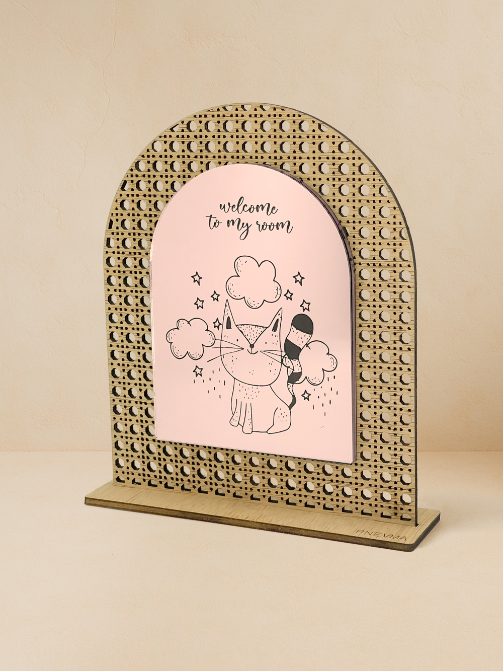 Ξύλινο επιτραπέζιο διακοσμητικό με μοτίβο rattan και καθρέπτη χρυσού χρώματος, γάτα με σύννεφα και αστέρια και μήνυμα «welcome to my room».