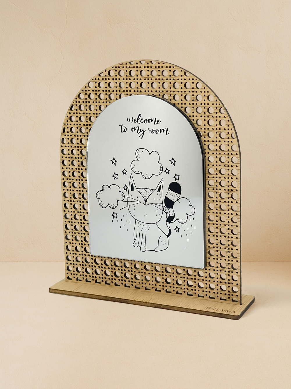 Ξύλινο επιτραπέζιο διακοσμητικό με μοτίβο rattan και καθρέπτη χρυσού χρώματος, γάτα με σύννεφα και αστέρια και μήνυμα «welcome to my room».