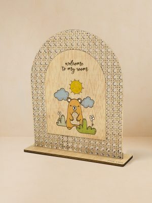 Ξύλινο επιτραπέζιο διακοσμητικό με μοτίβο rattan και χαραγμένο αρκουδάκι με ήλιο, σύννεφα, λουλούδια και τη φράση «welcome to my room».