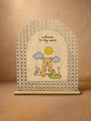 Ξύλινο επιτραπέζιο διακοσμητικό με μοτίβο rattan και χαραγμένο αρκουδάκι με ήλιο, σύννεφα, λουλούδια και τη φράση «welcome to my room».