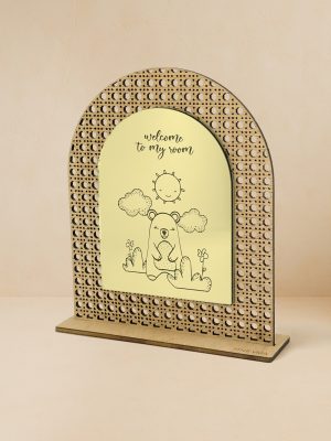 Ξύλινο επιτραπέζιο διακοσμητικό με μοτίβο rattan και καθρέπτη χρυσό, ροζ χρυσό ή ασημί, με χαραγμένο αρκουδάκι με ήλιο, σύννεφα, λουλούδια και τη φράση «welcome to my room».