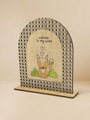 Ξύλινο επιτραπέζιο διακοσμητικό με μοτίβο rattan και αλεπουδάκι με καρδιές, πράσινους θάμνους και μήνυμα «welcome to my room».