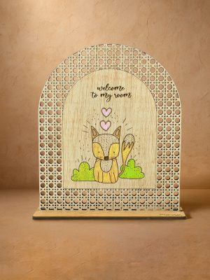 Ξύλινο επιτραπέζιο διακοσμητικό με μοτίβο rattan και αλεπουδάκι με καρδιές, πράσινους θάμνους και μήνυμα «welcome to my room».