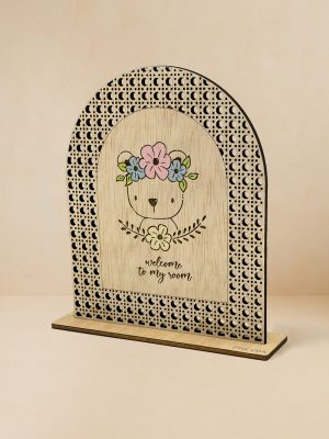 Ξύλινο επιτραπέζιο διακοσμητικό με μοτίβο rattan και αρκουδάκι με παστέλ στεφάνι λουλουδιών και μήνυμα «welcome to my room».