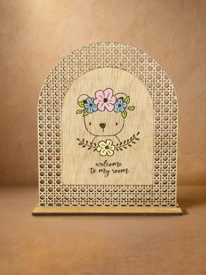 Ξύλινο επιτραπέζιο διακοσμητικό με μοτίβο rattan και αρκουδάκι με παστέλ στεφάνι λουλουδιών και μήνυμα «welcome to my room».