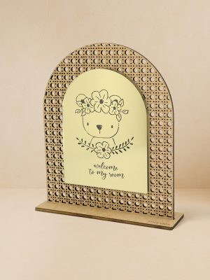 Ξύλινο επιτραπέζιο διακοσμητικό με μοτίβο rattan και καθρέπτη χρυσού χρώματος, αρκουδάκι με παστέλ στεφάνι λουλουδιών και μήνυμα «welcome to my room».