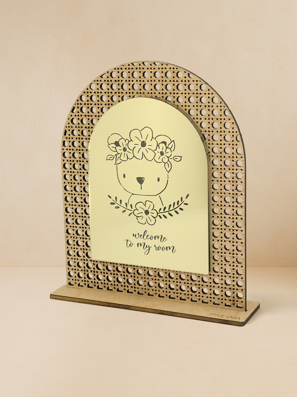 Ξύλινο επιτραπέζιο διακοσμητικό με μοτίβο rattan και καθρέπτη χρυσού χρώματος, αρκουδάκι με παστέλ στεφάνι λουλουδιών και μήνυμα «welcome to my room».