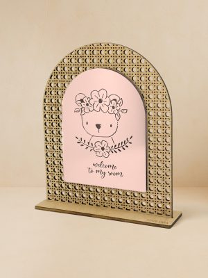 Ξύλινο επιτραπέζιο διακοσμητικό με μοτίβο rattan και καθρέπτη χρυσού χρώματος, αρκουδάκι με παστέλ στεφάνι λουλουδιών και μήνυμα «welcome to my room».