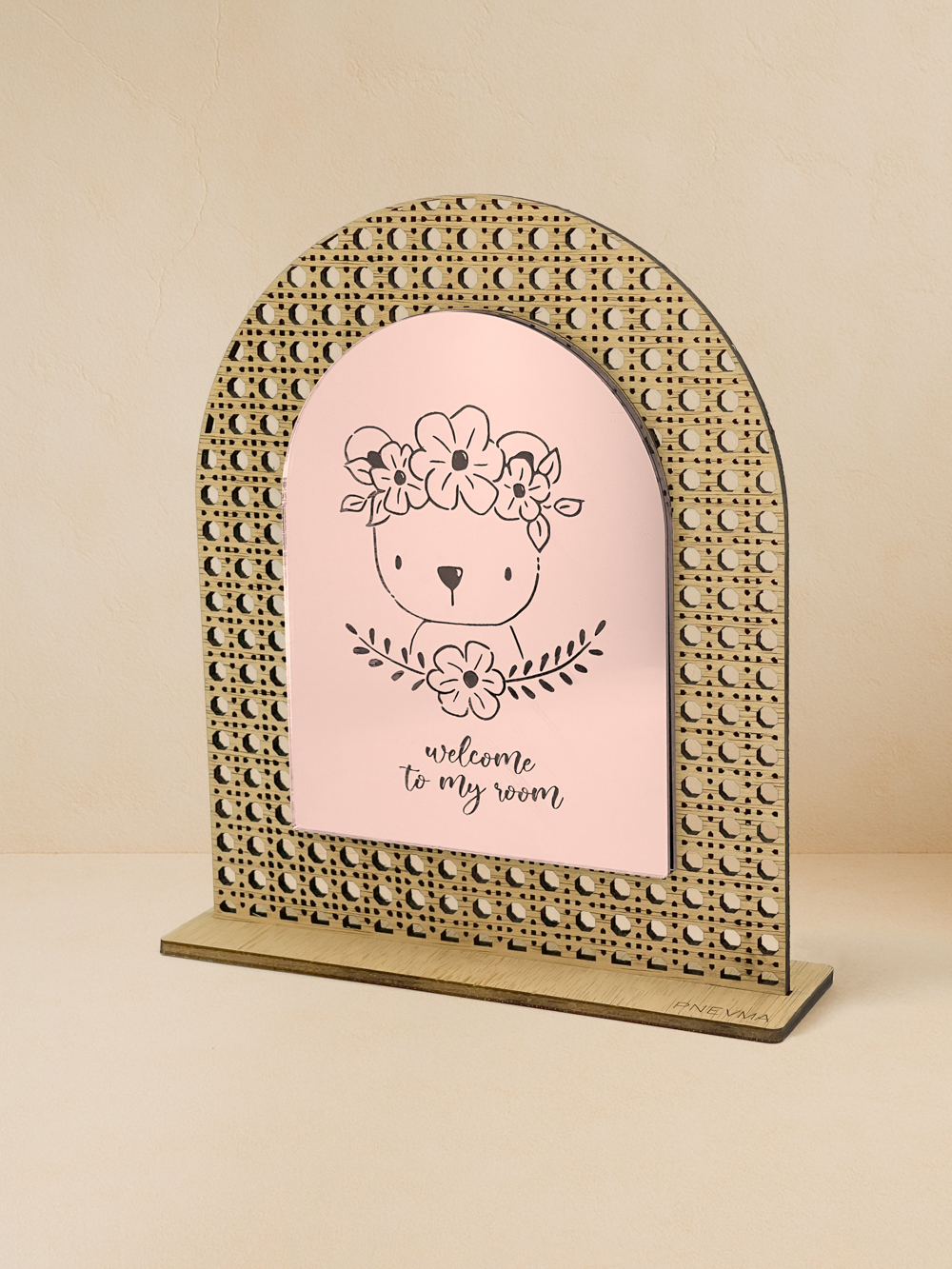 Ξύλινο επιτραπέζιο διακοσμητικό με μοτίβο rattan και καθρέπτη χρυσού χρώματος, αρκουδάκι με παστέλ στεφάνι λουλουδιών και μήνυμα «welcome to my room».