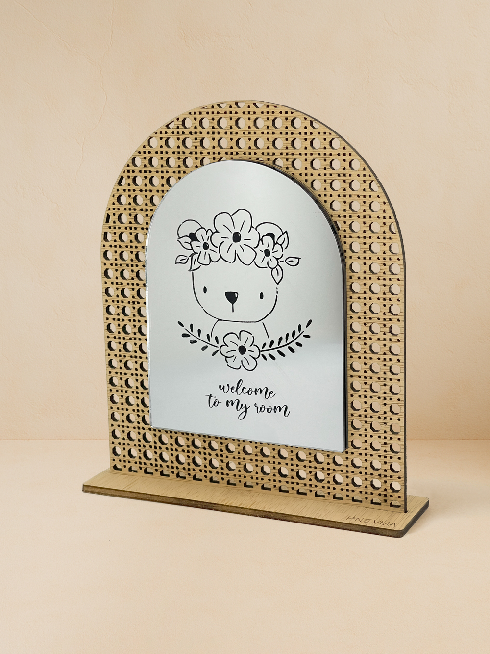 Ξύλινο επιτραπέζιο διακοσμητικό με μοτίβο rattan και καθρέπτη χρυσού χρώματος, αρκουδάκι με παστέλ στεφάνι λουλουδιών και μήνυμα «welcome to my room».