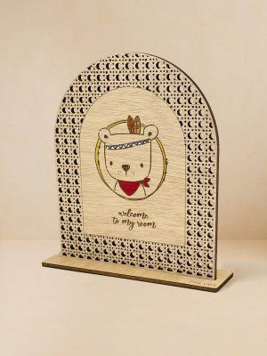 Ξύλινο επιτραπέζιο διακοσμητικό με μοτίβο rattan και αρκουδάκι με φτερά, κόκκινο μαντήλι και μήνυμα «welcome to my room».