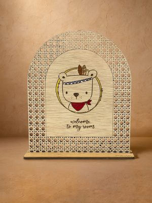 Ξύλινο επιτραπέζιο διακοσμητικό με μοτίβο rattan και αρκουδάκι με φτερά, κόκκινο μαντήλι και μήνυμα «welcome to my room».