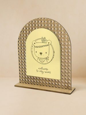 Ξύλινο επιτραπέζιο διακοσμητικό με μοτίβο rattan και καθρέπτη χρυσού χρώματος, αρκουδάκι με φτερά, κόκκινο μαντήλι και μήνυμα «welcome to my room».