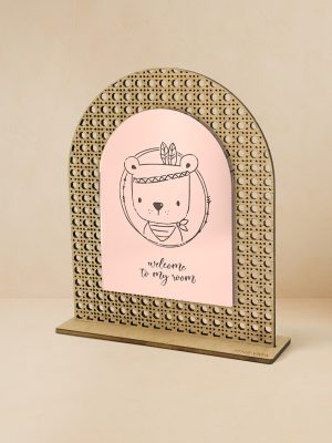 Ξύλινο επιτραπέζιο διακοσμητικό με μοτίβο rattan και καθρέπτη χρυσού χρώματος, αρκουδάκι με φτερά, κόκκινο μαντήλι και μήνυμα «welcome to my room».