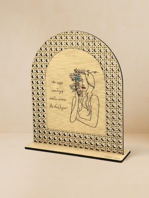 Ξύλινο επιτραπέζιο διακοσμητικό με μοτίβο rattan, χαραγμένη γυναικεία φιγούρα με λουλούδι και τη φράση «Αν είχα επιλογή πάλι εσένα θα διάλεγα».