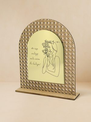 Ξύλινο επιτραπέζιο διακοσμητικό με μοτίβο rattan και καθρέπτη, χαραγμένη γυναικεία φιγούρα με λουλούδι και τη φράση «Αν είχα επιλογή πάλι εσένα θα διάλεγα».
