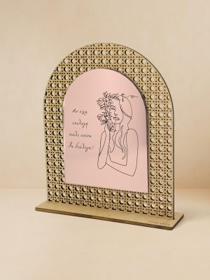 Ξύλινο επιτραπέζιο διακοσμητικό με μοτίβο rattan και καθρέπτη, χαραγμένη γυναικεία φιγούρα με λουλούδι και τη φράση «Αν είχα επιλογή πάλι εσένα θα διάλεγα».