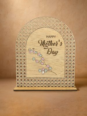 Ξύλινο επιτραπέζιο διακοσμητικό με διάτρητο μοτίβο rattan και χαραγμένη ευχή «Happy Mother’s Day» με παστέλ λουλούδια.