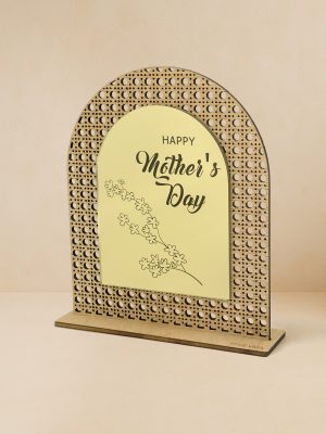 Ξύλινο επιτραπέζιο διακοσμητικό με διάτρητο μοτίβο rattan, καθρέπτη χρυσού,ροζ χρυσού ή ασημί χρώματος και χαραγμένη ευχή «Happy Mother’s Day» με παστέλ λουλούδια.