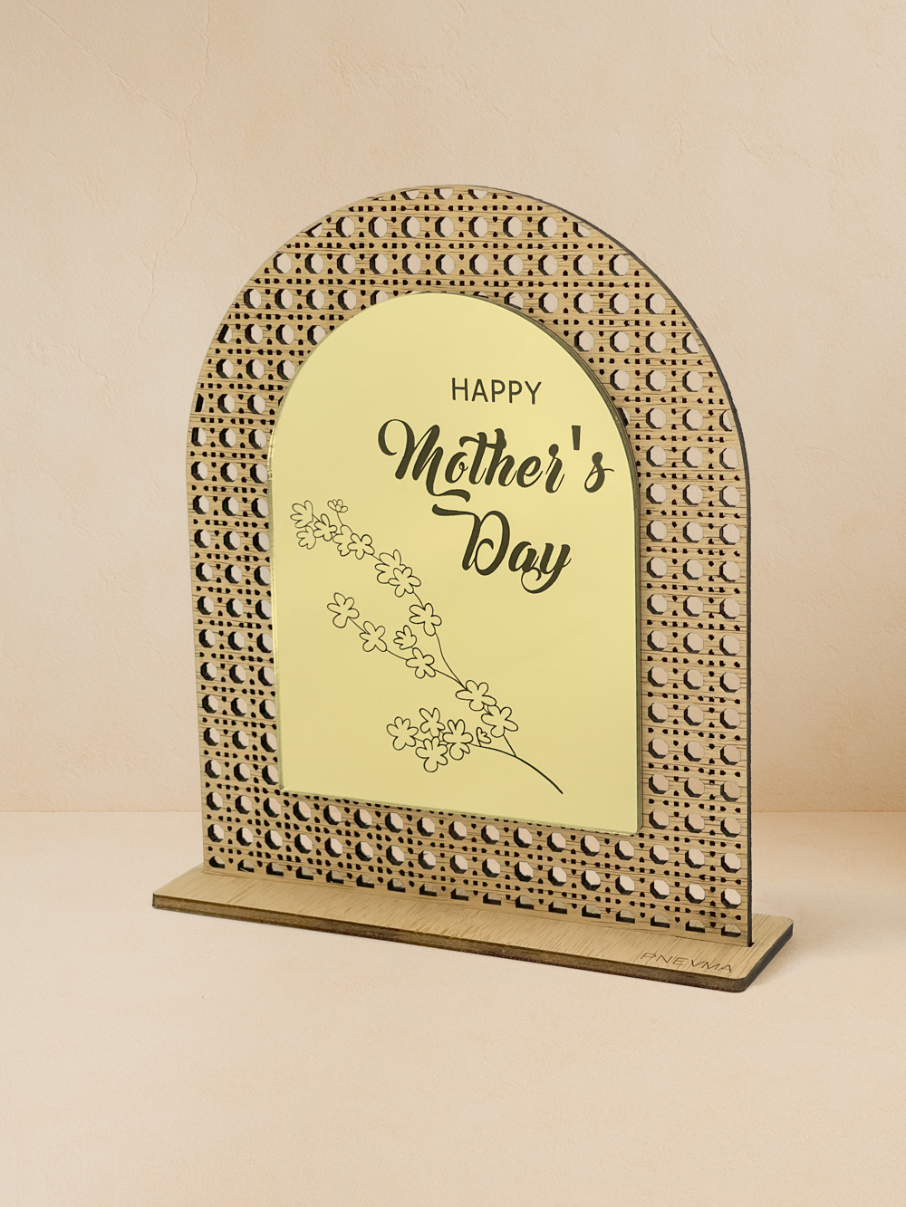 Ξύλινο επιτραπέζιο διακοσμητικό με διάτρητο μοτίβο rattan, καθρέπτη χρυσού,ροζ χρυσού ή ασημί χρώματος και χαραγμένη ευχή «Happy Mother’s Day» με παστέλ λουλούδια.