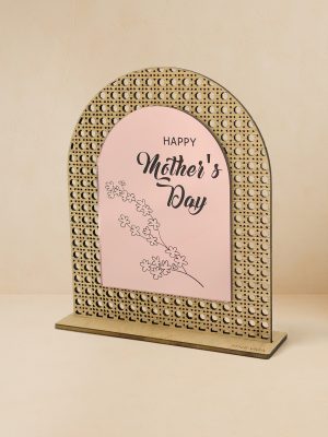 Ξύλινο επιτραπέζιο διακοσμητικό με διάτρητο μοτίβο rattan, καθρέπτη χρυσού,ροζ χρυσού ή ασημί χρώματος και χαραγμένη ευχή «Happy Mother’s Day» με παστέλ λουλούδια.