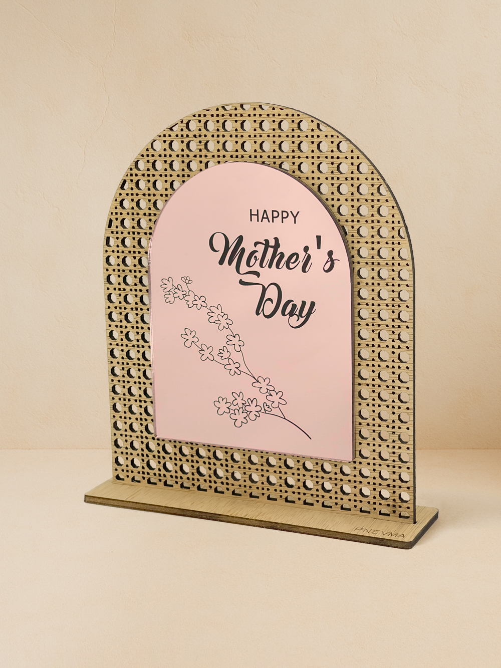 Ξύλινο επιτραπέζιο διακοσμητικό με διάτρητο μοτίβο rattan, καθρέπτη χρυσού,ροζ χρυσού ή ασημί χρώματος και χαραγμένη ευχή «Happy Mother’s Day» με παστέλ λουλούδια.