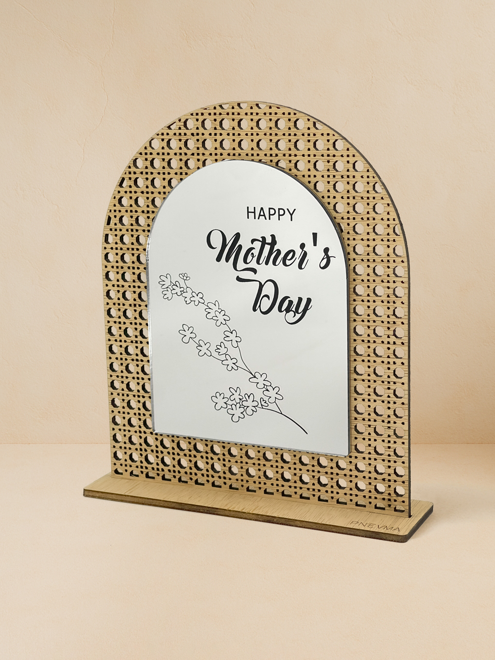 Ξύλινο επιτραπέζιο διακοσμητικό με διάτρητο μοτίβο rattan, καθρέπτη χρυσού,ροζ χρυσού ή ασημί χρώματος και χαραγμένη ευχή «Happy Mother’s Day» με παστέλ λουλούδια.