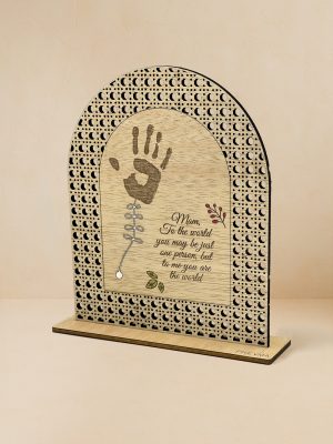 Ξύλινο επιτραπέζιο διακοσμητικό με μοτίβο rattan και χαραγμένο αποτύπωμα παλάμης παιδιού, λουλουδάκια και φράση αφιερωμένη στη μαμά.