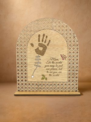 Ξύλινο επιτραπέζιο διακοσμητικό με μοτίβο rattan και χαραγμένο αποτύπωμα παλάμης παιδιού, λουλουδάκια και φράση αφιερωμένη στη μαμά.