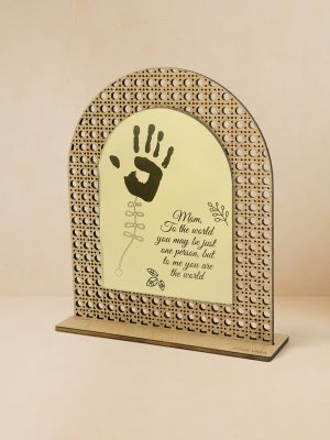 Ξύλινο επιτραπέζιο διακοσμητικό με μοτίβο rattan και καθρέπτη χρυσού χρώματος, χαραγμένο αποτύπωμα παλάμης παιδιού, λουλουδάκια και φράση αφιερωμένη στη μαμά.
