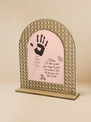 Ξύλινο επιτραπέζιο διακοσμητικό με μοτίβο rattan και καθρέπτη χρυσού χρώματος, χαραγμένο αποτύπωμα παλάμης παιδιού, λουλουδάκια και φράση αφιερωμένη στη μαμά.