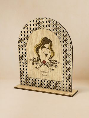 Ξύλινο επιτραπέζιο διακοσμητικό με μοτίβο rattan και καθρέπτη χρυσού χρώματος, χαραγμένη φιγούρα μητέρας με καρδιά, λουλούδια και φράση «We are born of love».