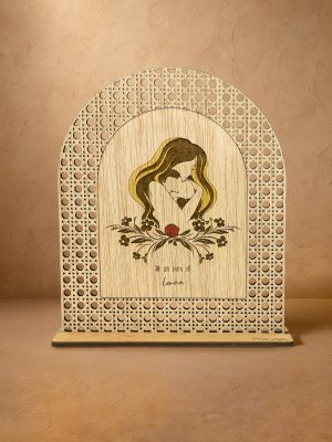 Ξύλινο επιτραπέζιο διακοσμητικό με μοτίβο rattan και καθρέπτη χρυσού χρώματος, χαραγμένη φιγούρα μητέρας με καρδιά, λουλούδια και φράση «We are born of love».