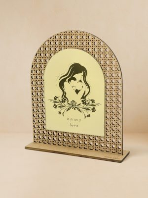 Ξύλινο επιτραπέζιο διακοσμητικό με μοτίβο rattan και καθρέπτη χρυσού χρώματος, χαραγμένη φιγούρα μητέρας με καρδιά, λουλούδια και φράση «We are born of love».