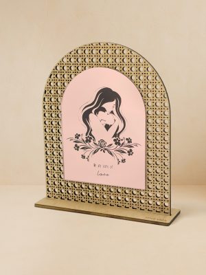 Ξύλινο επιτραπέζιο διακοσμητικό με μοτίβο rattan και καθρέπτη χρυσού χρώματος, χαραγμένη φιγούρα μητέρας με καρδιά, λουλούδια και φράση «We are born of love».