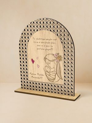 Ξύλινο επιτραπέζιο διακοσμητικό με μοτίβο rattan και χαραγμένη μαμά που κρατά μωρό, καρδιές και αφιέρωση στη γιαγιά.