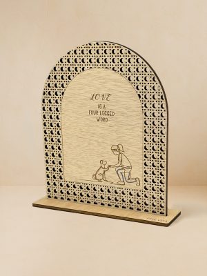 Ξύλινο επιτραπέζιο διακοσμητικό με μοτίβο rattan, με χαραγμένο σκυλί που δίνει πατούσα σε άνθρωπο και κείμενο «Love is a four‑legged word».