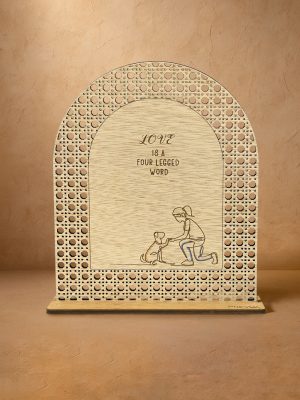 Ξύλινο επιτραπέζιο διακοσμητικό με μοτίβο rattan, με χαραγμένο σκυλί που δίνει πατούσα σε άνθρωπο και κείμενο «Love is a four‑legged word».