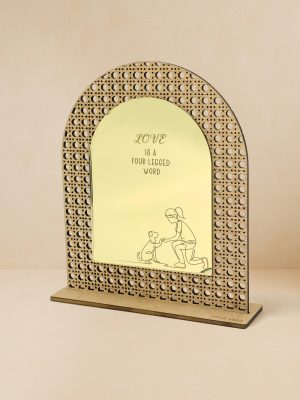Ξύλινο επιτραπέζιο διακοσμητικό με μοτίβο rattan και καθρέπτη, με χαραγμένο σκυλί που δίνει πατούσα σε άνθρωπο και κείμενο «Love is a four‑legged word».