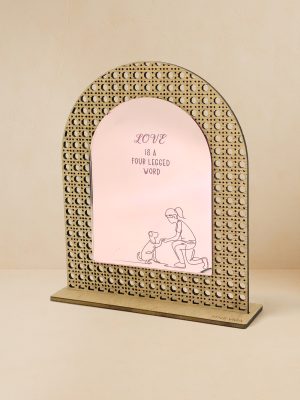 Ξύλινο επιτραπέζιο διακοσμητικό με μοτίβο rattan και καθρέπτη, με χαραγμένο σκυλί που δίνει πατούσα σε άνθρωπο και κείμενο «Love is a four‑legged word».