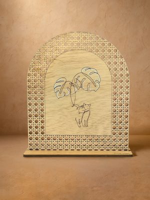 Ξύλινο επιτραπέζιο διακοσμητικό με μοτίβο rattan, όπου χαράζεται γάτα που παίζει με φύλλο μονστέρα.