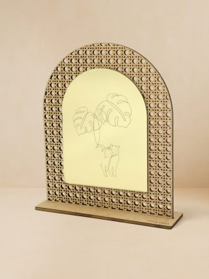 Ξύλινο επιτραπέζιο διακοσμητικό με μοτίβο rattan και καθρέπτη, όπου χαράζεται γάτα που παίζει με φύλλο μονστέρα.