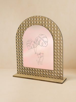 Ξύλινο επιτραπέζιο διακοσμητικό με μοτίβο rattan και καθρέπτη, όπου χαράζεται γάτα που παίζει με φύλλο μονστέρα.