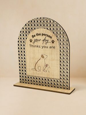 Ξύλινο επιτραπέζιο διακοσμητικό με μοτίβο rattan και σκίτσο σκύλου κουταβιού και quote «Be the person your dog thinks you are».