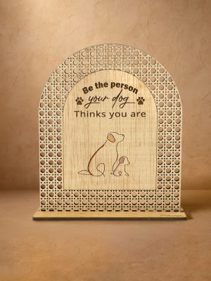 Ξύλινο επιτραπέζιο διακοσμητικό με μοτίβο rattan και σκίτσο σκύλου κουταβιού και quote «Be the person your dog thinks you are».