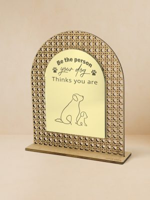 Ξύλινο επιτραπέζιο διακοσμητικό με μοτίβο rattan και καθρέπτη χρυσού,ασημενιου ή ροζ χρυσού χρώματος, σκίτσο σκύλου κουταβιού και quote «Be the person your dog thinks you are».